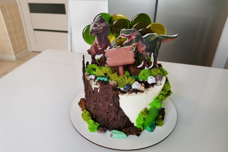 Suser-Dessertkuchen-mit-zwei-stilisierten-Dinosauriern