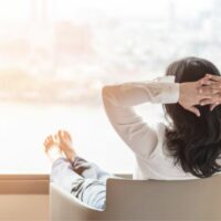 frau die beim fenster entspannt relax