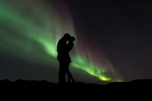 Silhouette-eines-Paares-das-sich-auf-Nordlichter-kusst
