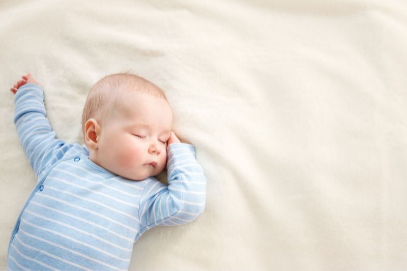 baby-in-babyblue-beim-schlafen