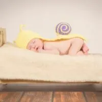 baby-schlaft-auf-kleinem-baby-bett