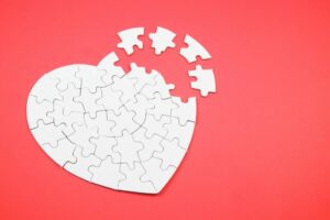 ein-Herz-aus-kleinen-Puzzleteilen