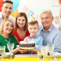 ganze-familie-bei-dem-sohn-geburtstag