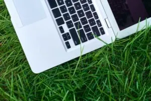laptop auf grass