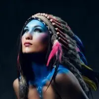 wunder-schone-indianer-frau-mit-sehr-viele-schminke