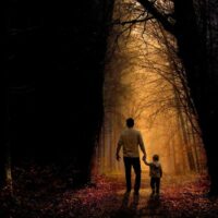 Vater-und-Sohn-gehen-im-Wald-spazieren