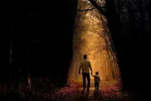Vater-und-Sohn-gehen-im-Wald-spazieren