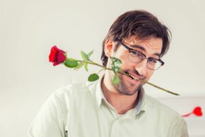 man-mit-rose-im-mund