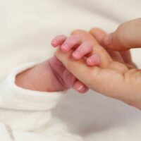 Geburtsplan-Vorlage_-Guter-Plan-Gutes-Ergebnis-Baby-Hand-und-Erwachsene-Hand