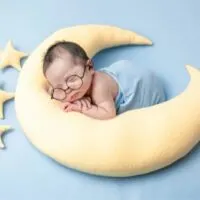 baby-schlaft-auf-dem-mond-zwieschen-den-sternen