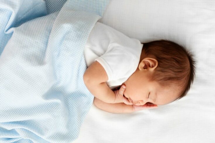 Baby Schlaft Auf Der Seite Mit Uberstrecktem Kopf Baby Schläft Nur Mit Körperkontakt: Ursachen und Gründe! - Lebens Karneval