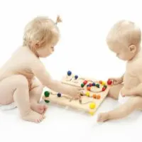 babyspiele-zwei-babys-die-spielen