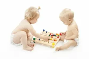 babyspiele-zwei-babys-die-spielen