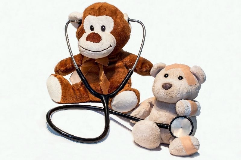 teady-bear-und-teddy-arzt-mit-stetoskop