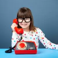 5-jahriges-madchen-mit-rotem-telefon