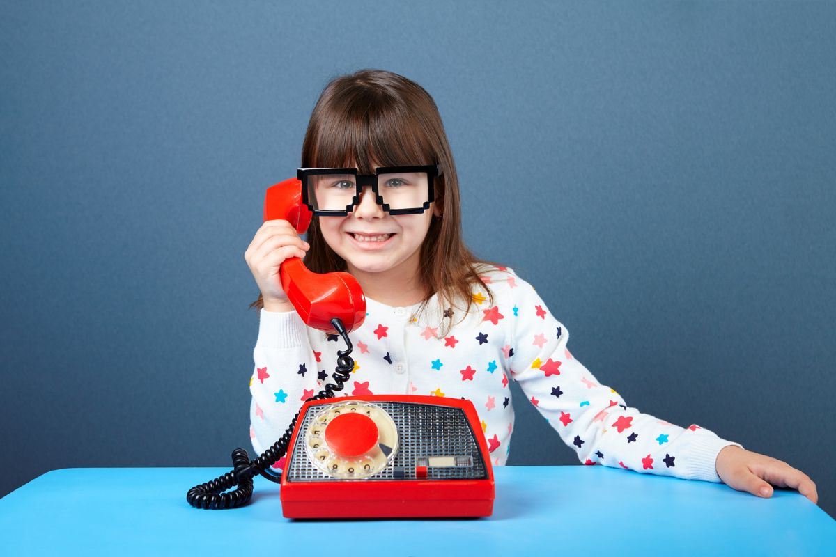5-jahriges-madchen-mit-rotem-telefon