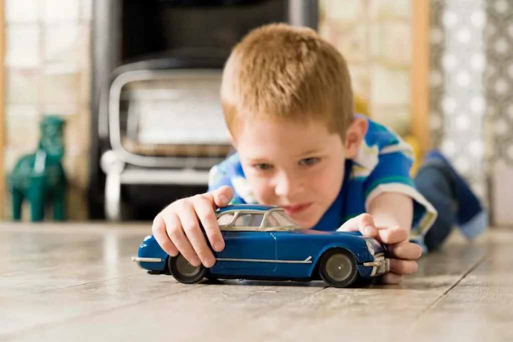 Kinderfahrzeuge-fur-die-funfjahrigen-Kinder-Junge-mit-blauem-Oldtimer auto