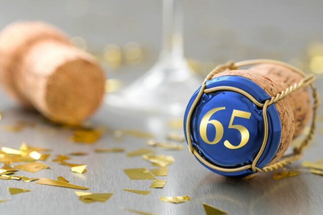 Jonny Javelin Geburtstagskarte Zum 65. – Mit Champagner, Blumen Und Geschenk-Motiv, Gestanzt & Glitzernd, Größe 157x235 Mm