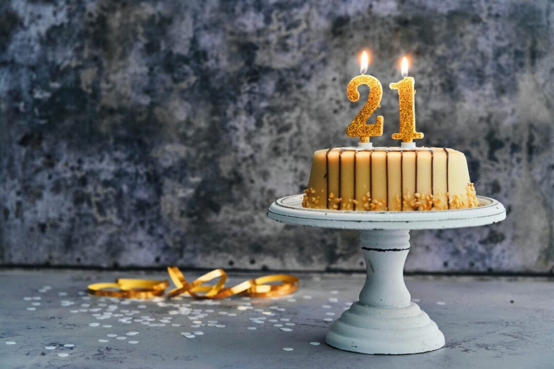 Tortenaufsatz Zum 21. Geburtstag Im Cowgirl-Design – Schwarz-Gold Mit Glitzer-Hufeisen