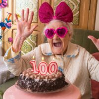 Gluckwunsche-Zum-100-Geburtstag_-Die-Besten-Spruche-Und-Wunsche