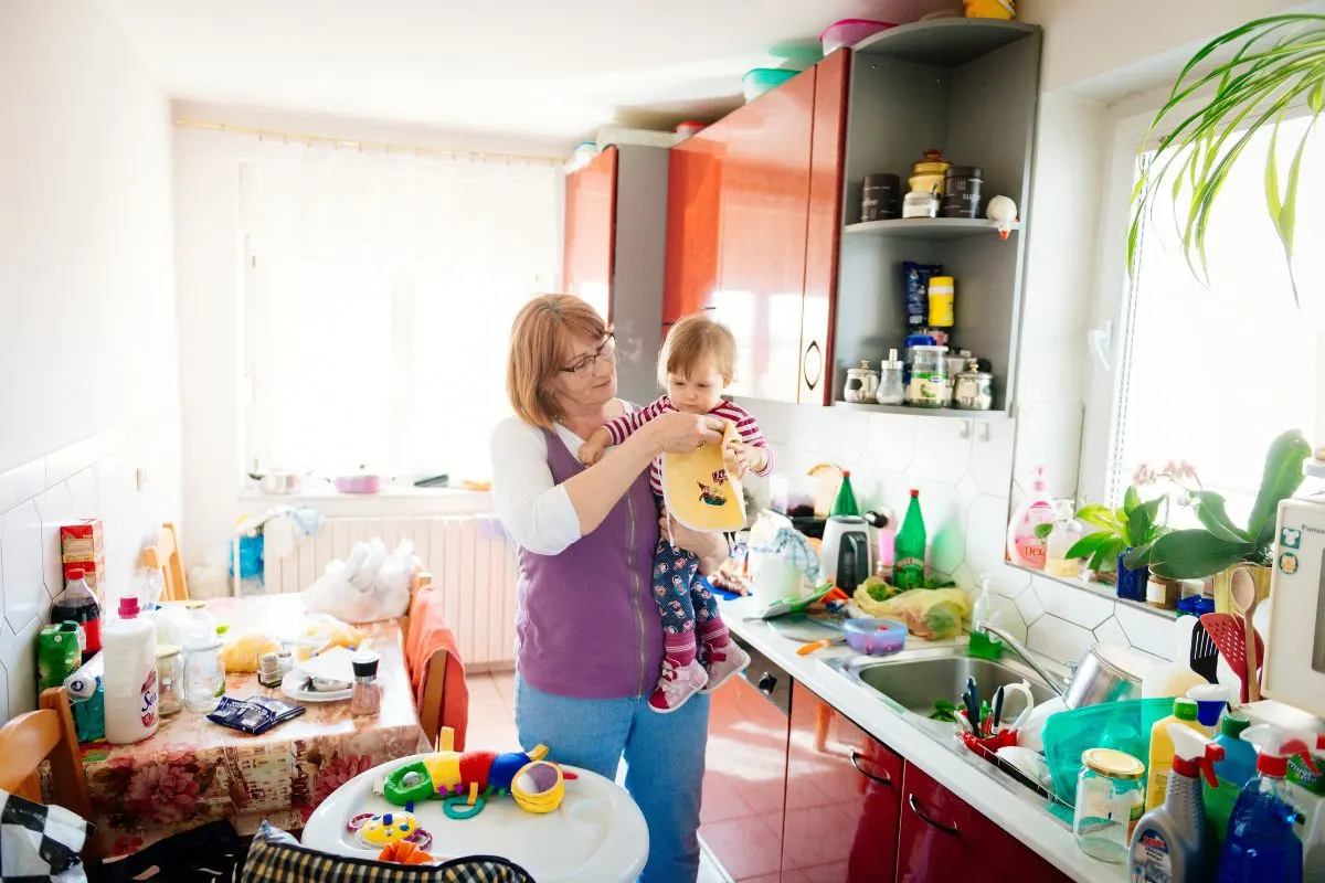 großmutter mit baby-enkelin in der küche