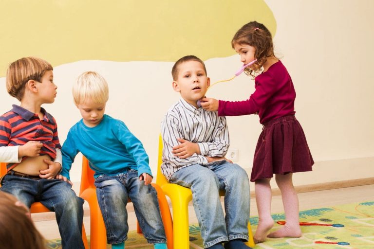 10 Ideen Für Rollenspiele Kindergarten: Entwicklung Durch Spiel & Spaß