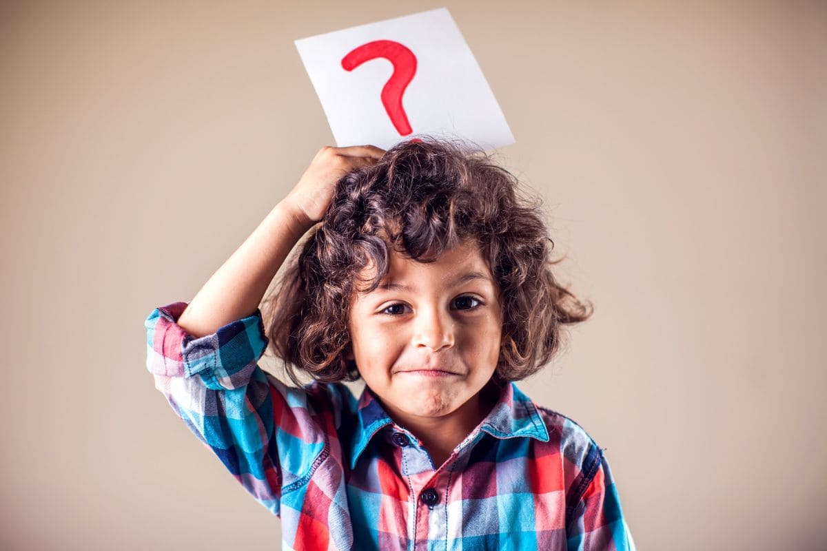 Kind mit Fragezeichen Die Besten 125 Scherzfragen Für Kinder_ Wissen mit Spaß!