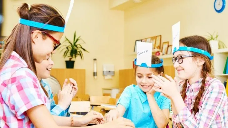 Spielen Im Unterricht: Effektive Vorteile Und TOP 10 Ideen Für Spiele