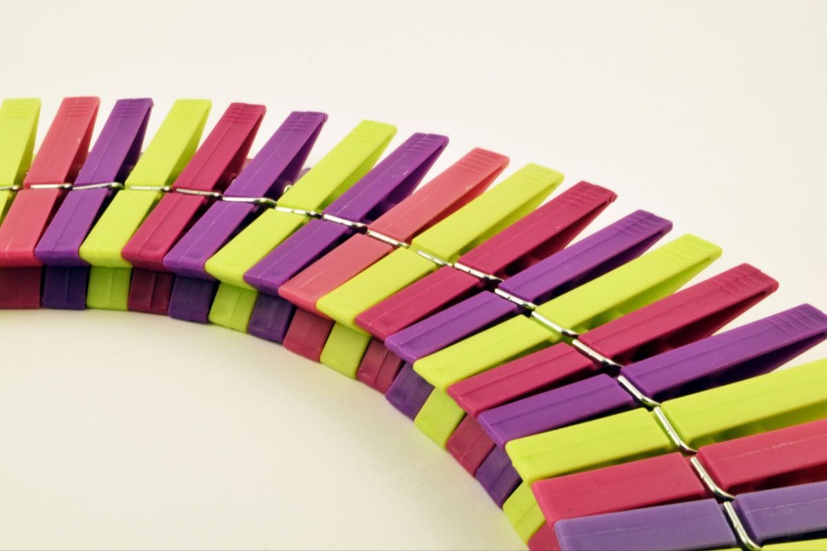 4 Bunte Holzkreisel Mit Wäscheklammern – Schreibtisch-Spielzeug, Geschenk Für Kinder, Farbenfroh Und Drehend