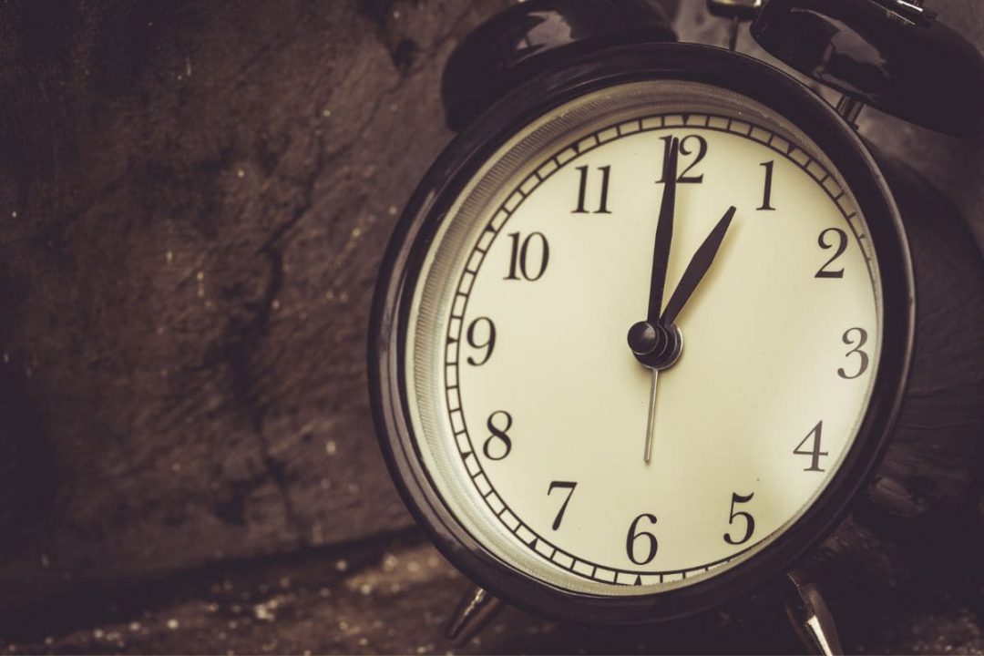 Das Phänomen 1 Uhr Nachts Aufwachen Spirituelle Bedeutung! Lebens Karneval